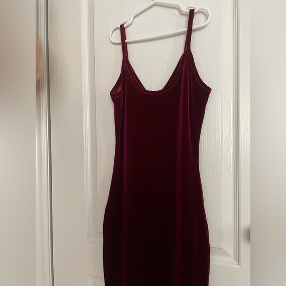 Fashion Nova, maroon midi velvet dress. will fit XXS-XS. - Picture 4 of 5
